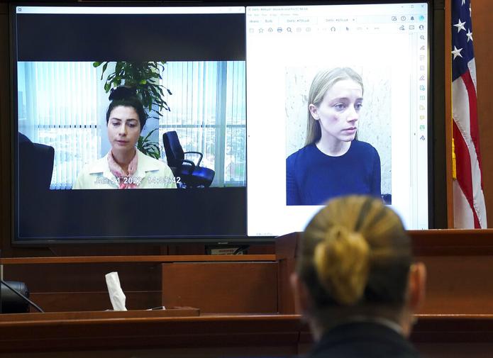 El actor Johnny Depp escucha mientras Raquel Pennington testifica en una declaración previamente grabada, mientras se ve una imagen de Amber Heard en la pantalla el 18 de mayo de 2022.