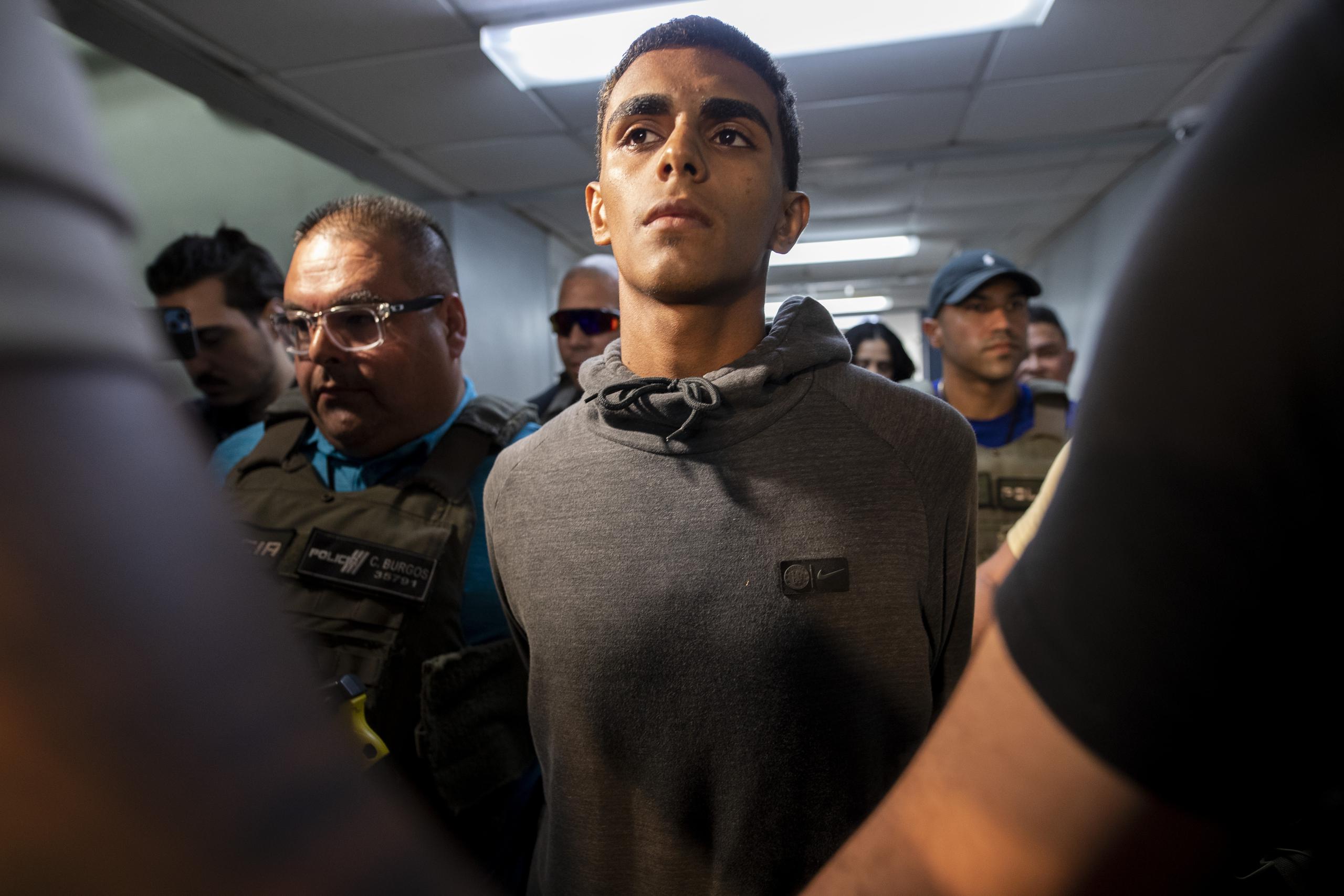(5 de julio de 2023) Carlos Aníbal Rosado Martínez, de 23 años, se entrega a las autoridades. (Archivo /Foto por Nahira Montcourt.