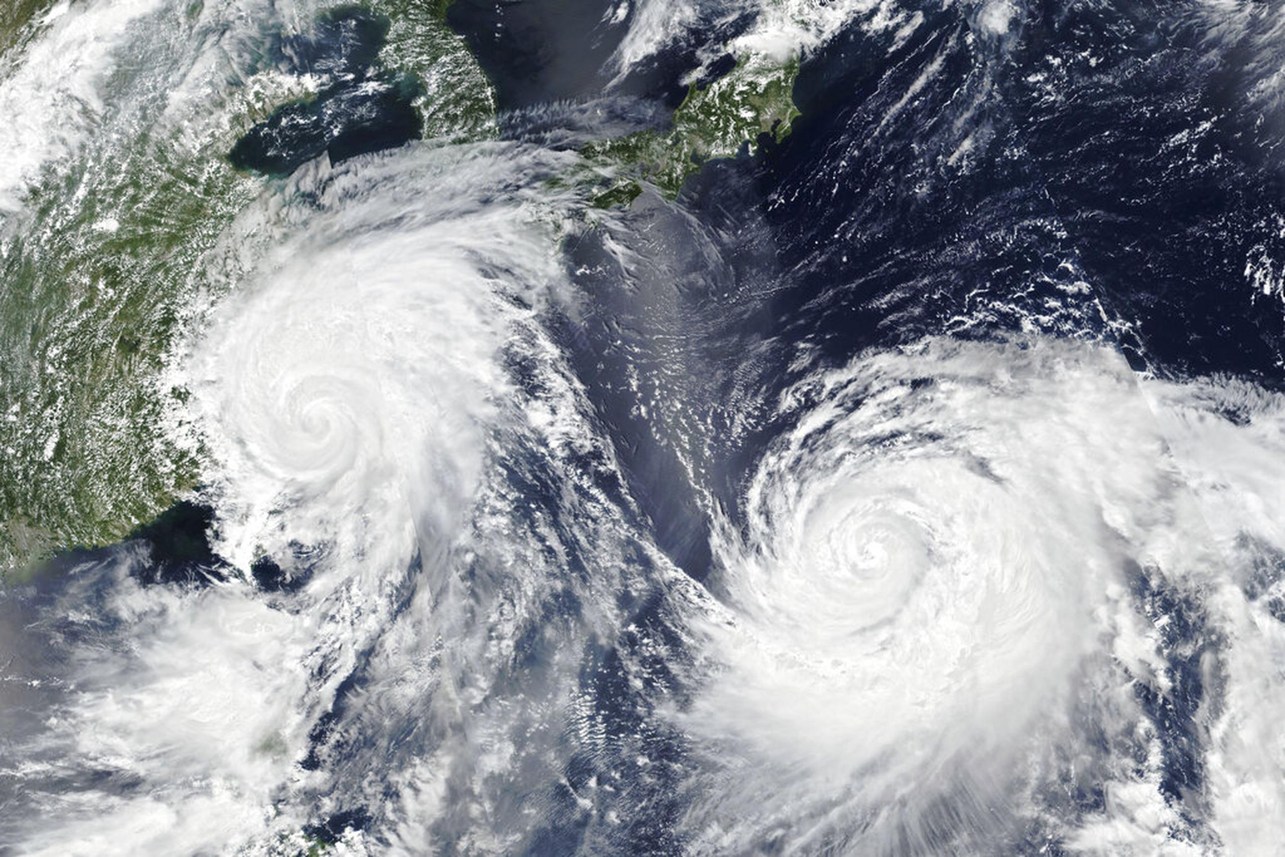 La cuenca más intensa de ciclones tropicales se ubica en el Pacífico occidental, donde suceden la mayoría de las recaladas y el desplazamiento hacia el oeste es dos veces mayor que el promedio global.
