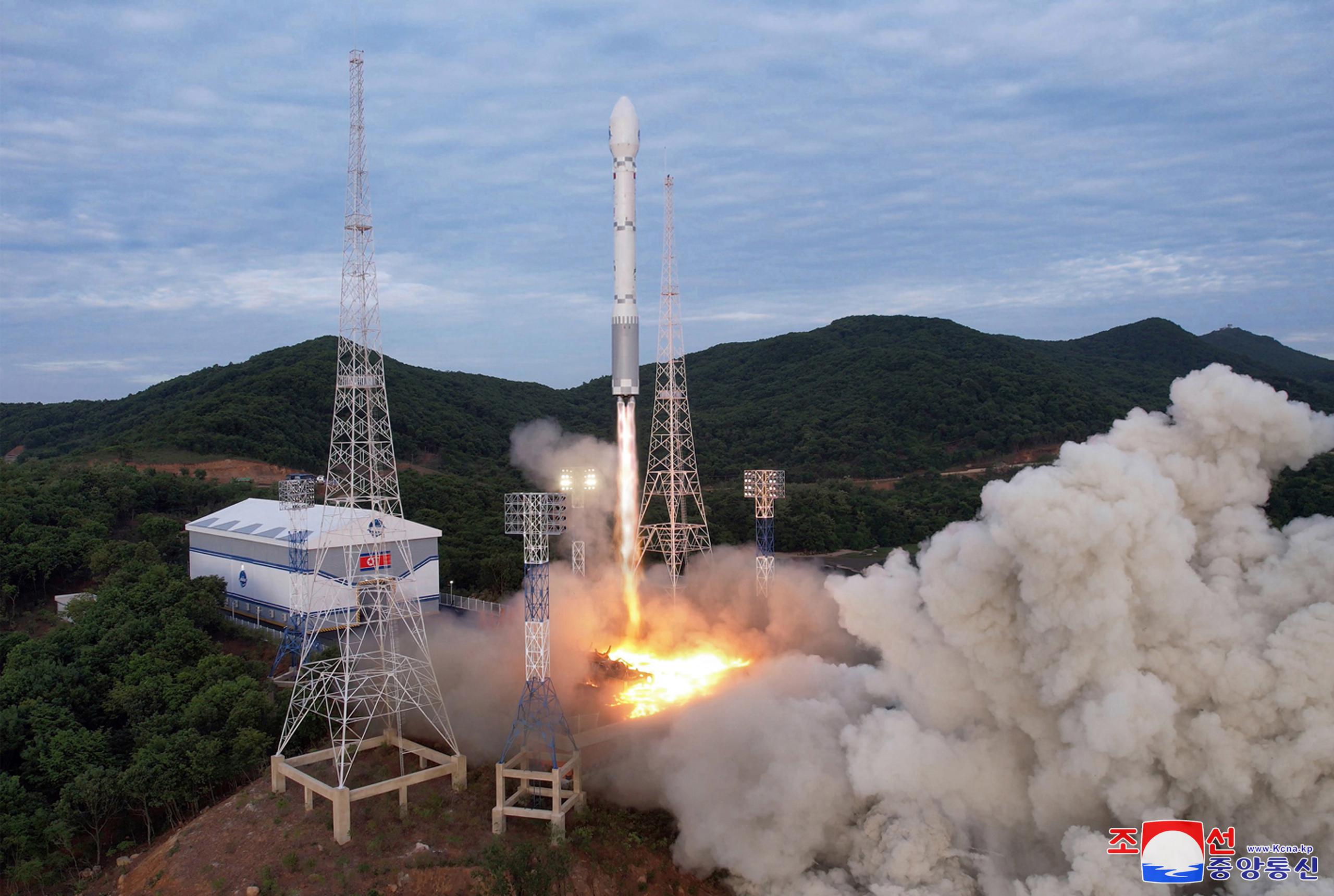 El Ministerio de Unificación de Corea del Sur cree que el Norte podría haber publicado las fotografías del lanzamiento, pese a ser fallido, para demostrar que se trató realmente de un cohete espacial y no de un test encubierto de tecnología para misiles balísticos, como considera y ha sido denunciado por varios países.