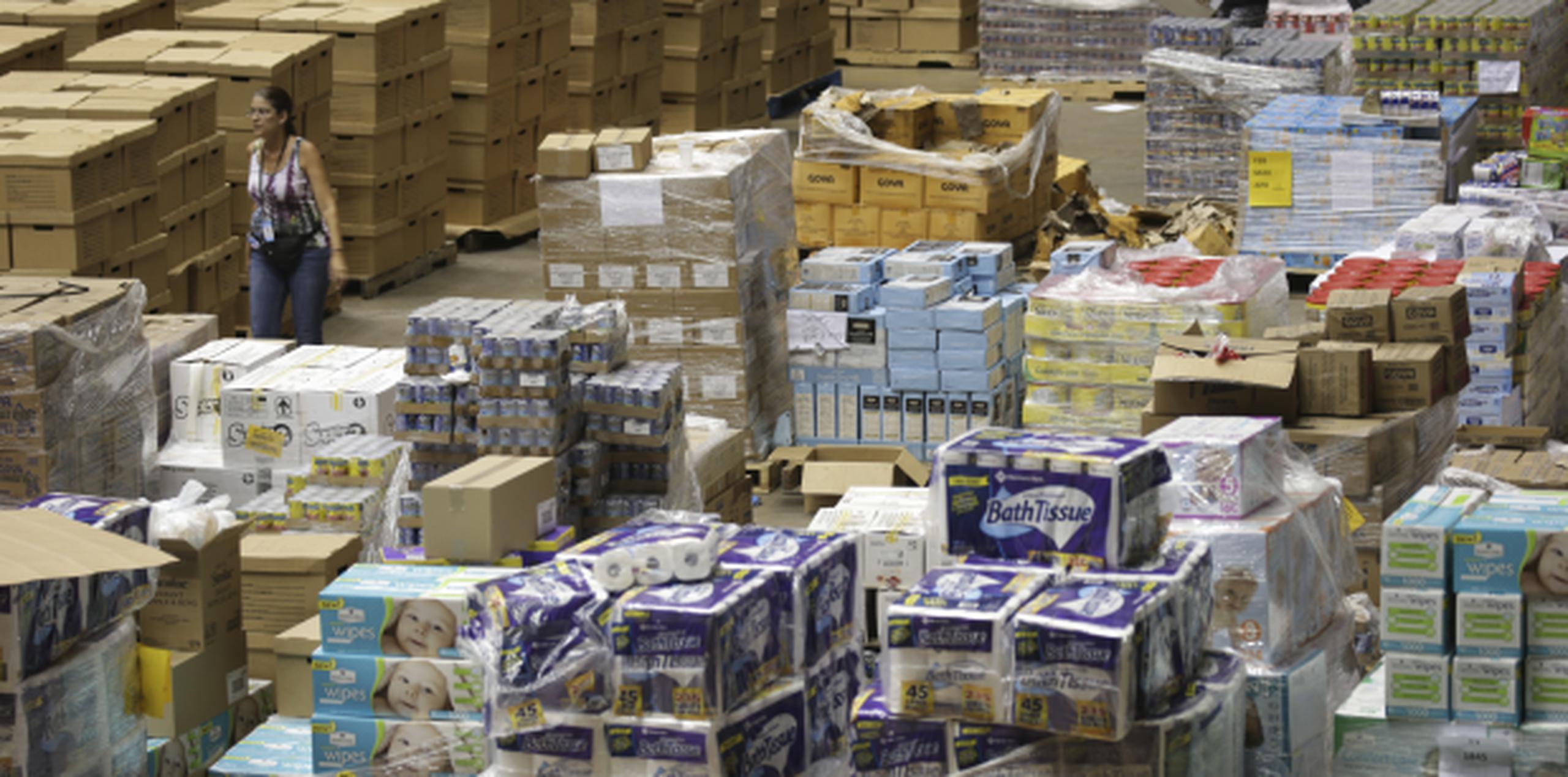 Las provisiones y el agua se distribuyeron a través de 65 égidas, 26 cocinas comunitarias y 36 iglesias de forma directa con personal del Municipio de San Juan. (Archivo)