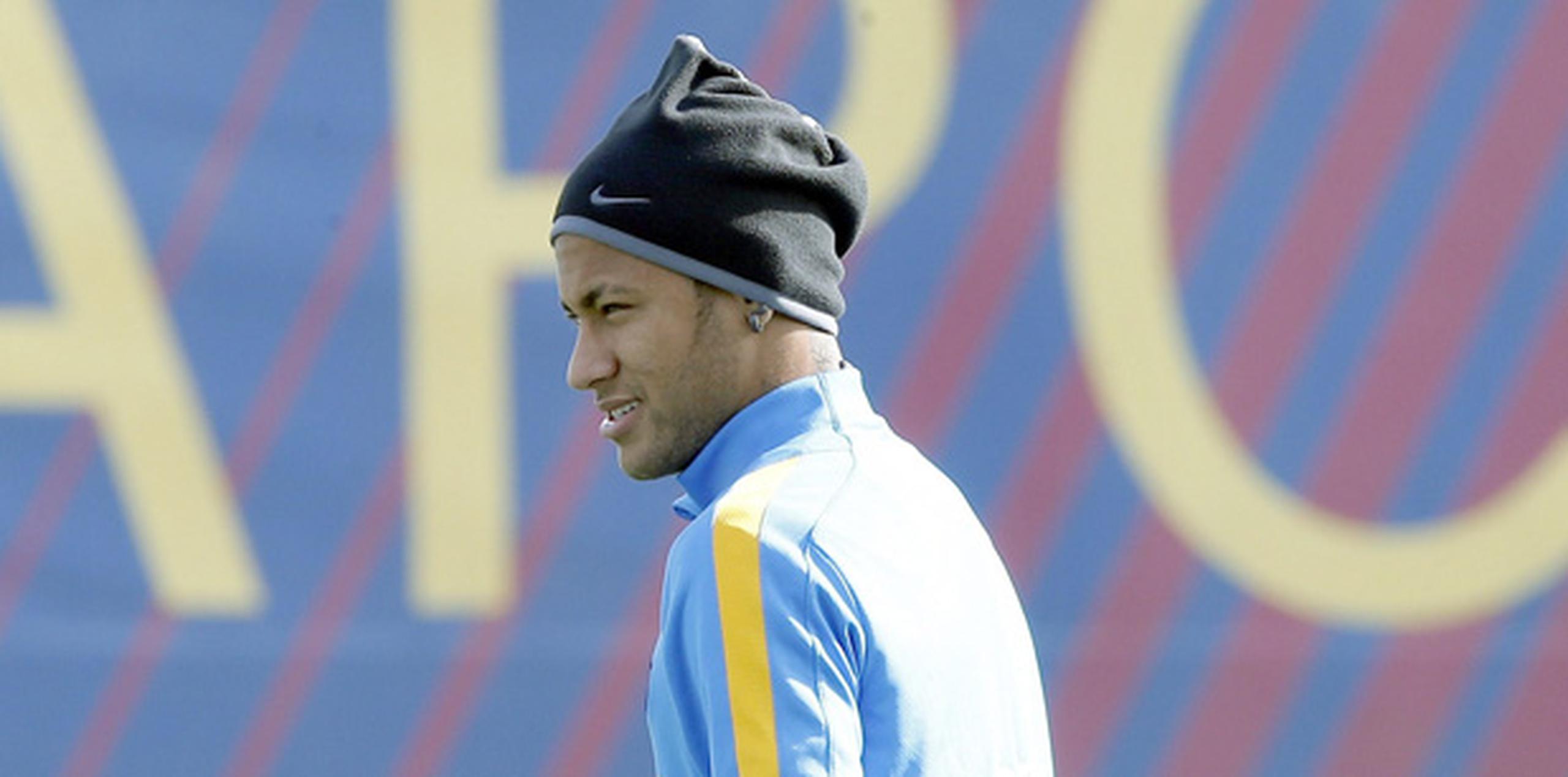 El Santos sostiene que el jugador y sus agentes violaron las condiciones del contrato de Neymar al iniciar negociaciones con Barcelona sin el consentimiento del club brasileño. (EFE)