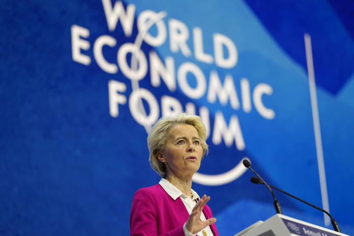 Ursula von der Leyen, presidenta de la Comisión Europea, durante su discurso en el Foro Económico Mundial en Davos, Suiza, el 24 de mayo de 2022.