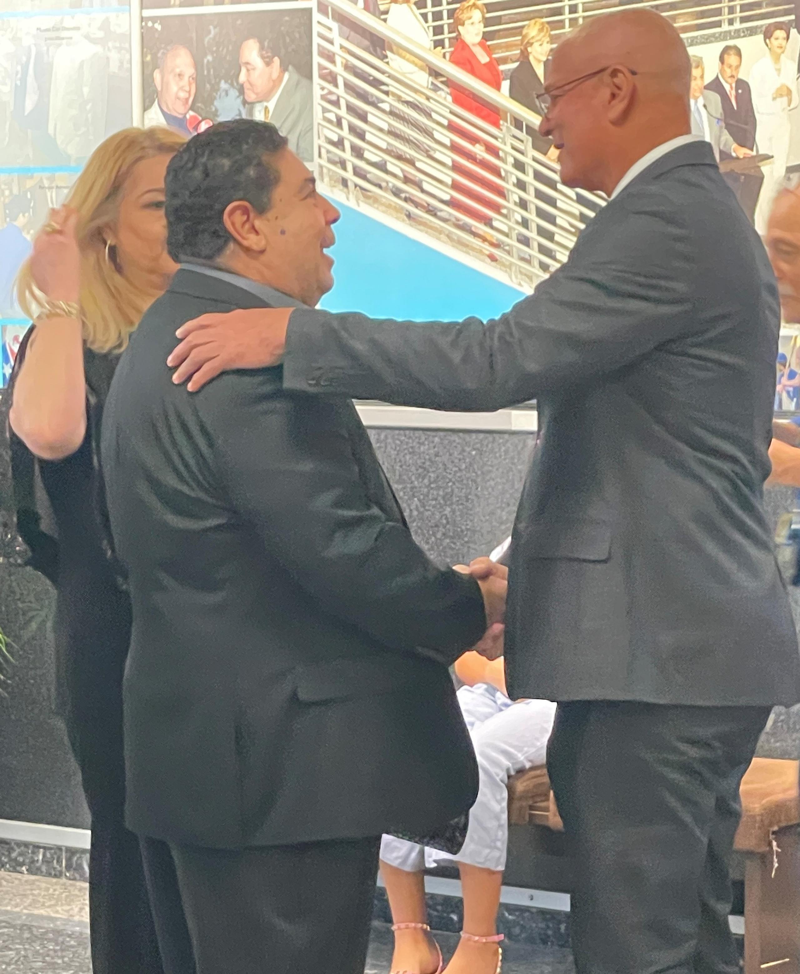 El excampeón Wilfredo Gómez saluda al secretario del Departamento de Recreación y Deportes, Ray Quiñones, a su llegada a la premiación de los Valores del Año del DRD.