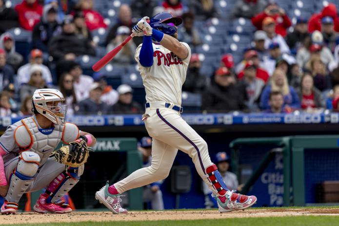 Bryce Harper  pega un jonrón por los Phillies de Filadelfia en el primer inning del primer partido de una doble cartelera ante los Mets de Nueva York
