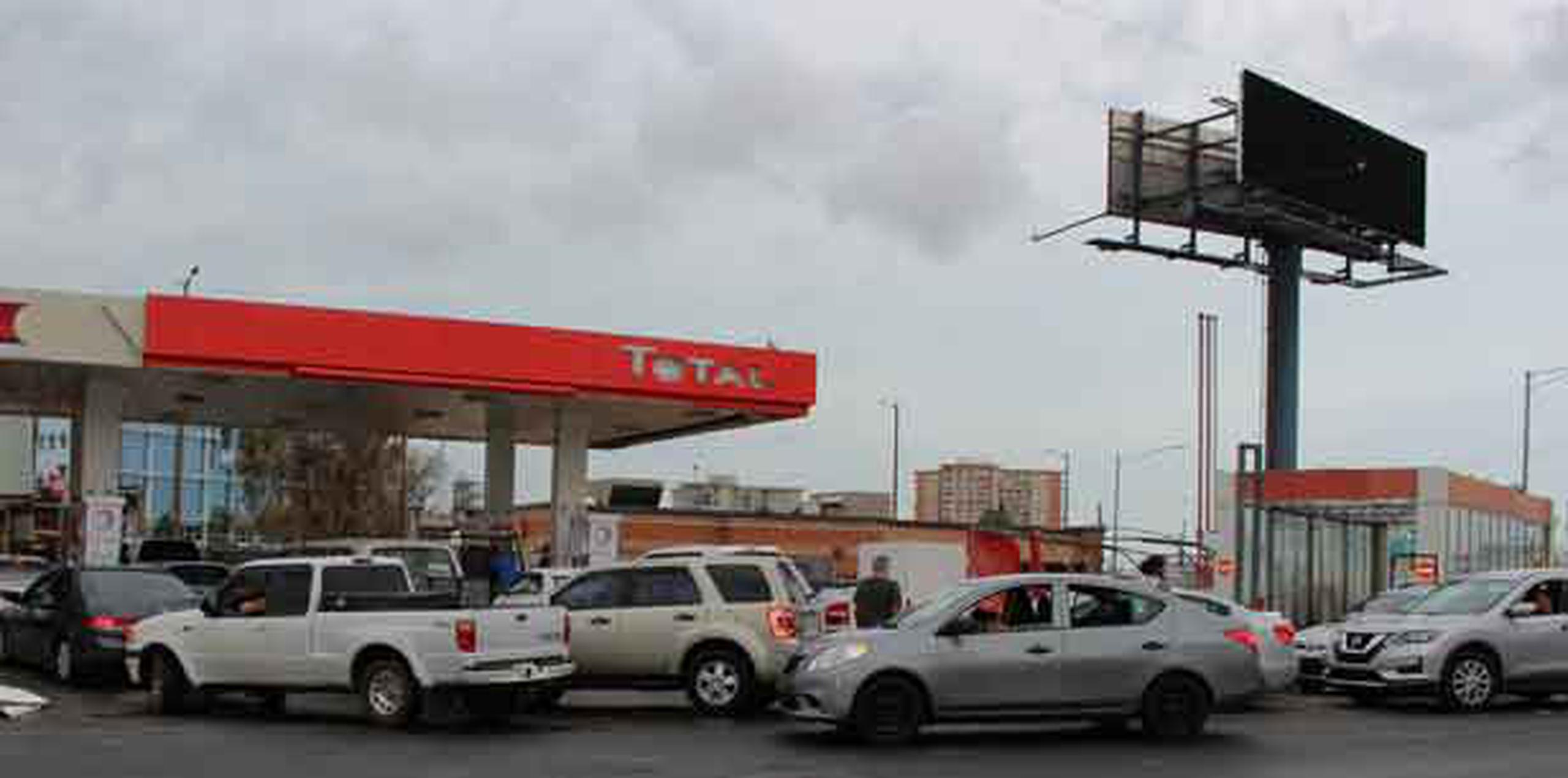 Para rendir el combustible, el encargado del establecimiento dijo que solo estaban permitiendo un máximo de $10 de gasolina por cliente.