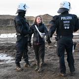 Detienen a la activista Greta Thunberg mientras protestaba en Alemania