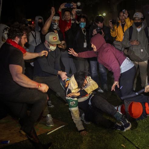 Reasignan al jefe de policía de la UCLA tras críticas por su manejo de las protestas en el campus