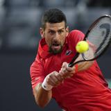 Novak Djokovic recibe atención médica por golpe en la cabeza