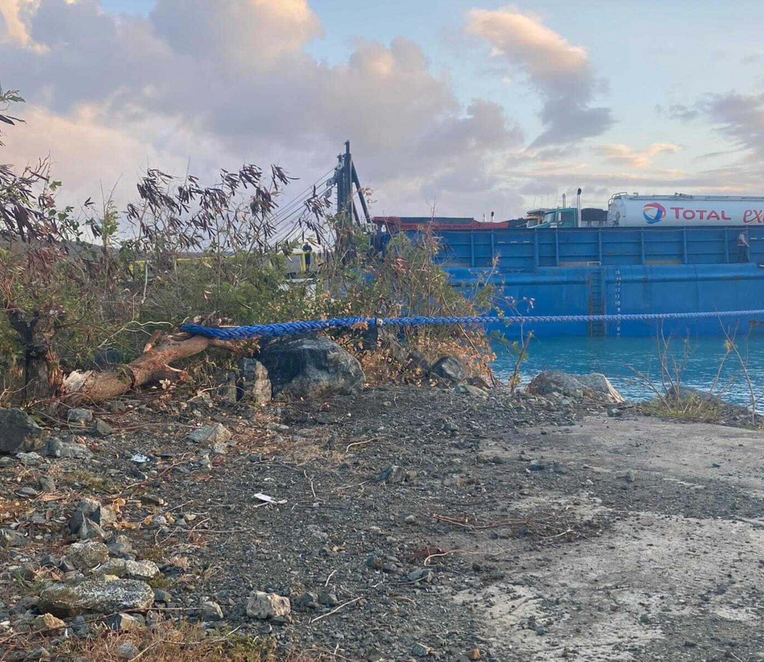 Fotografía del momento en que amarró la barcaza Marilin H. a un tronco de madera en el muelle Mosquito en Vieques.