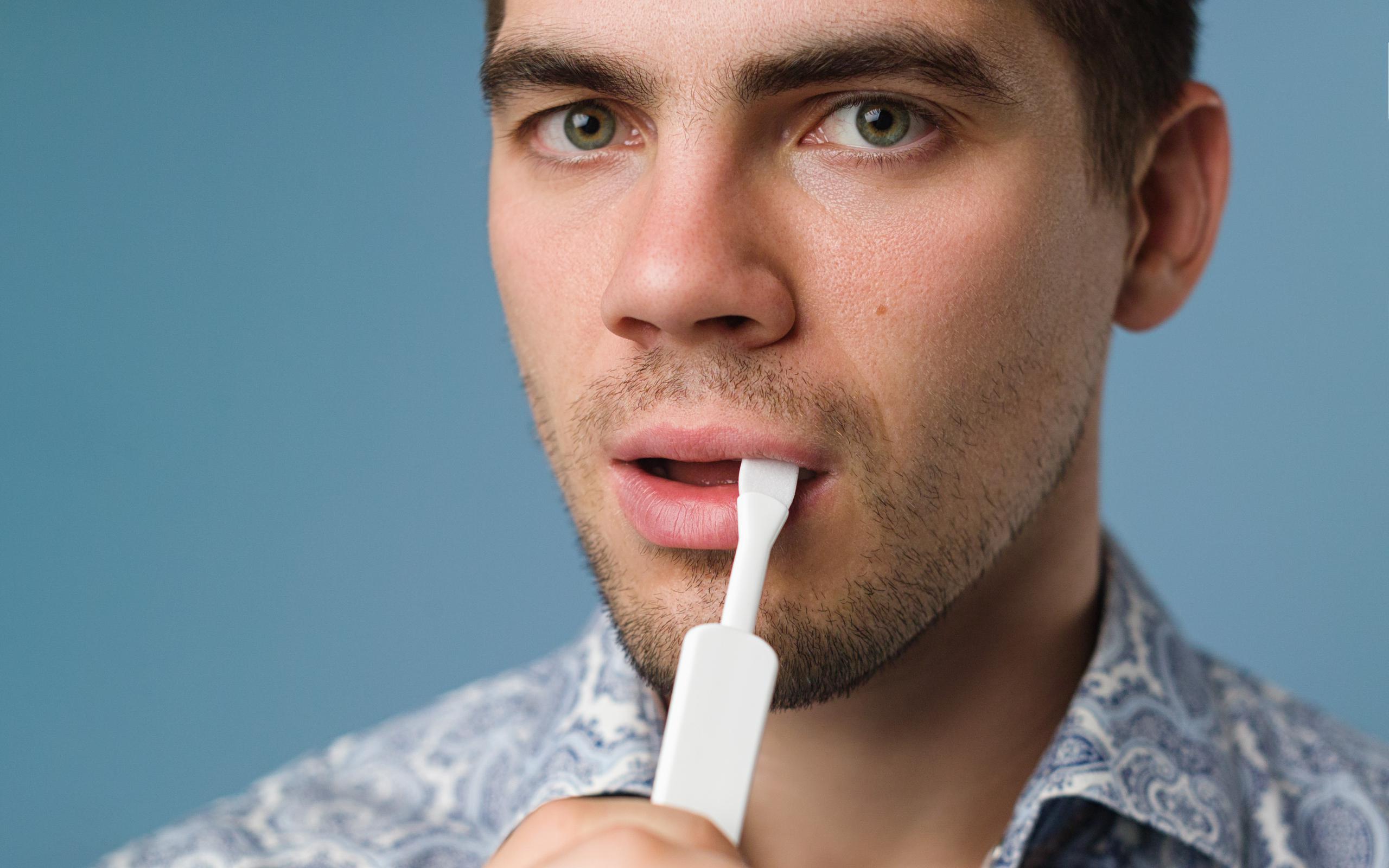 El dispositivo para realizar la prueba rápida del VIH consiste en una paleta absorbente que se frota sobre la mucosa de la boca.
