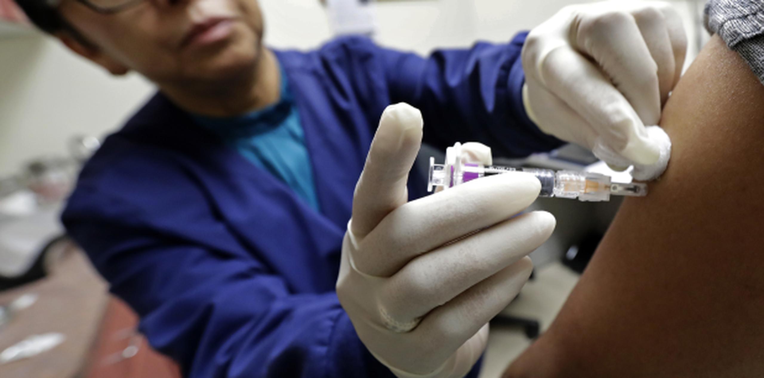 La actual vacuna ha mostrado poca efectividad contra la cepa H3N2, que es la predominante. (Archivo)
