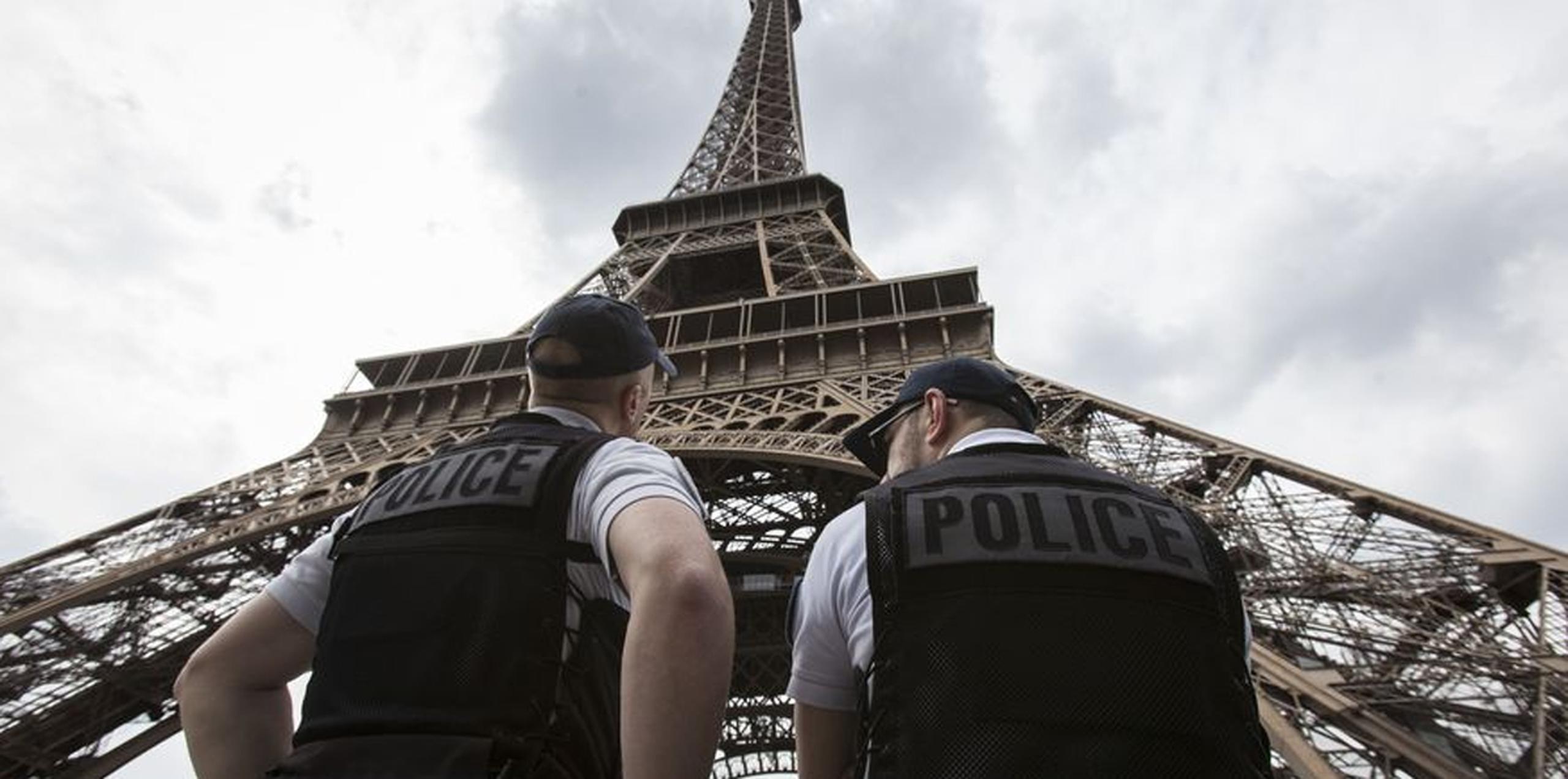 Los monumentos en la capital francesa ocasionalmente son evacuados por razones de seguridad debido a que el país permanece en alerta después de varios incidentes letales desde 2015. (AP)