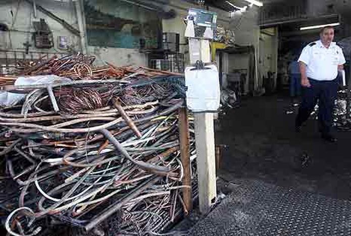 Autoridades intervienen en centros de compra y venta de cobre - Primera