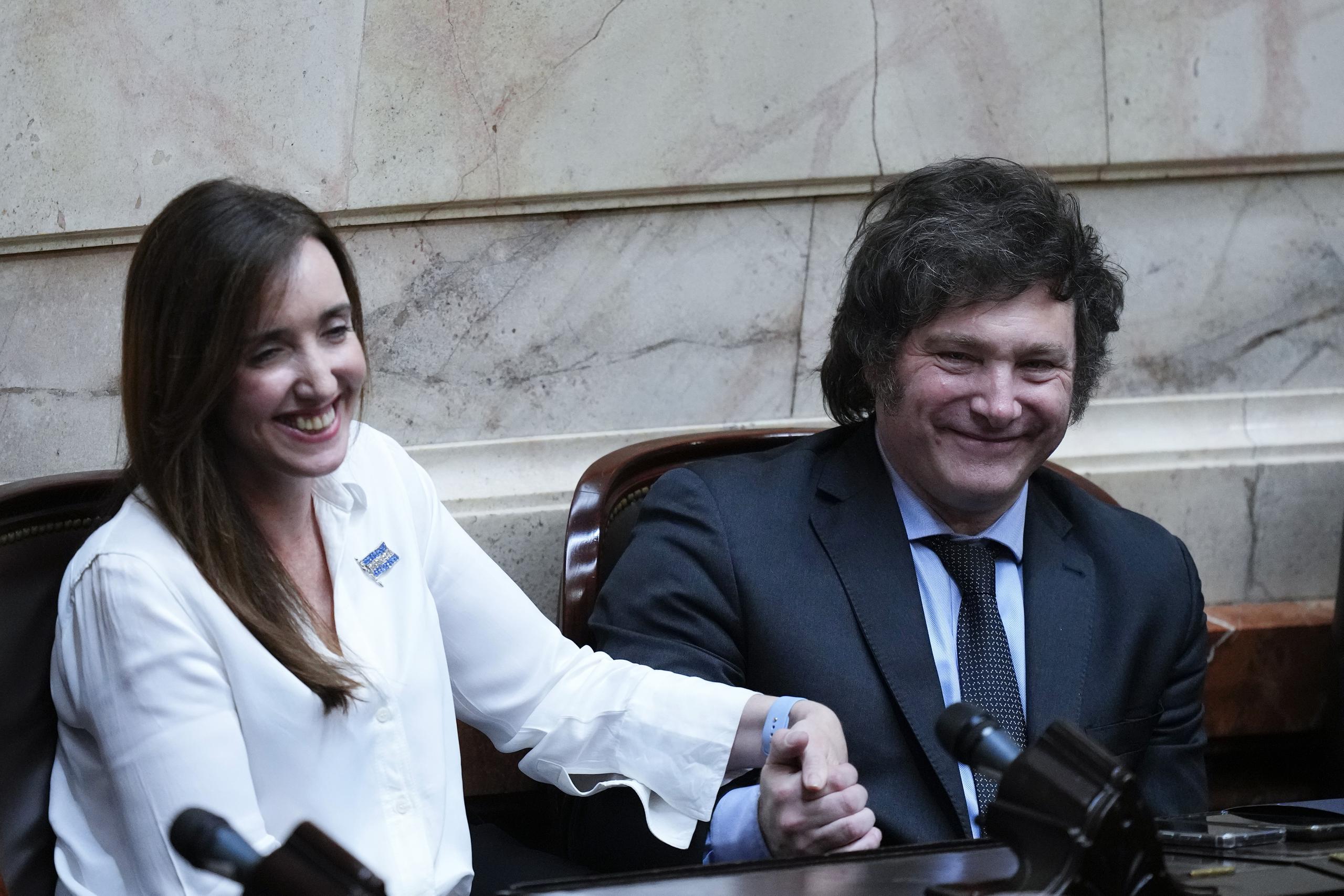 Milei y la vicepresidenta electa Victoria Villarruel deben renunciar a sus puestos  en el congreso argentino para poder asumir el control de Argentina el próximo 10 de diciembre.
