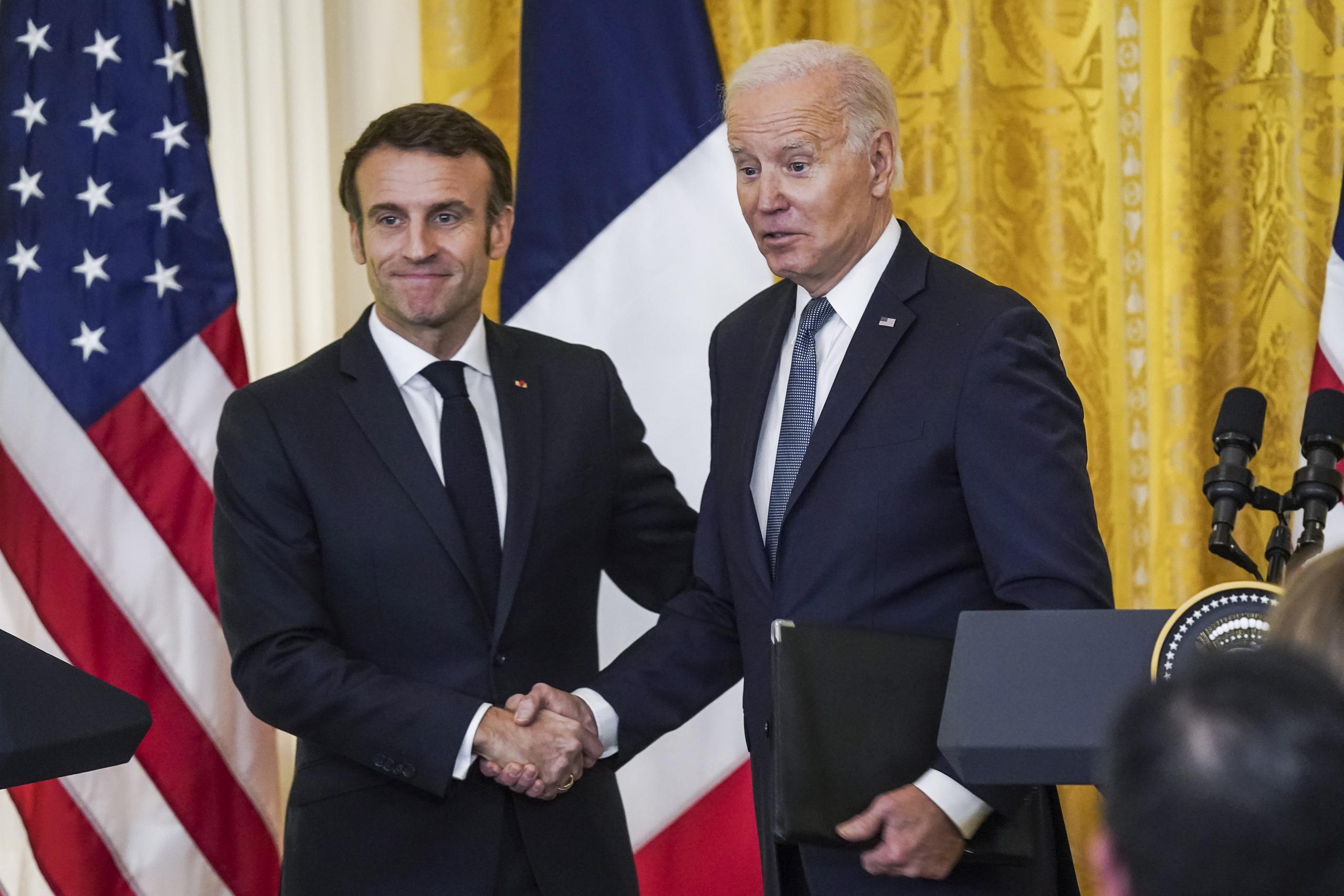 El presidente francés, Emmanuel Macron, y su homólogo estadounidense, Joe Biden, en la Casa Blanca, en Washington. (EFE/Shawn Thew)