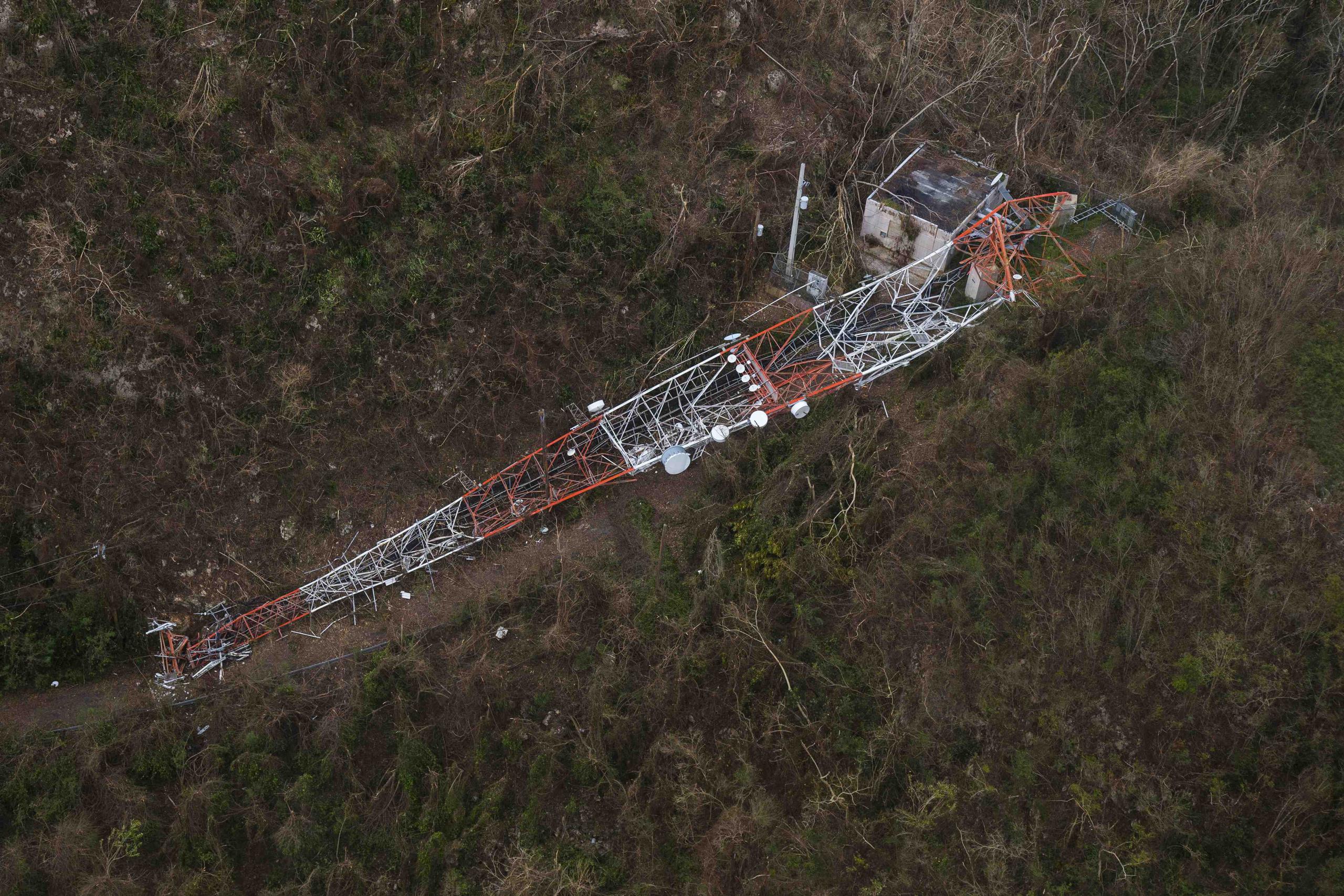 Vista aérea de una antena de telecomunicaciones en Arecibo.