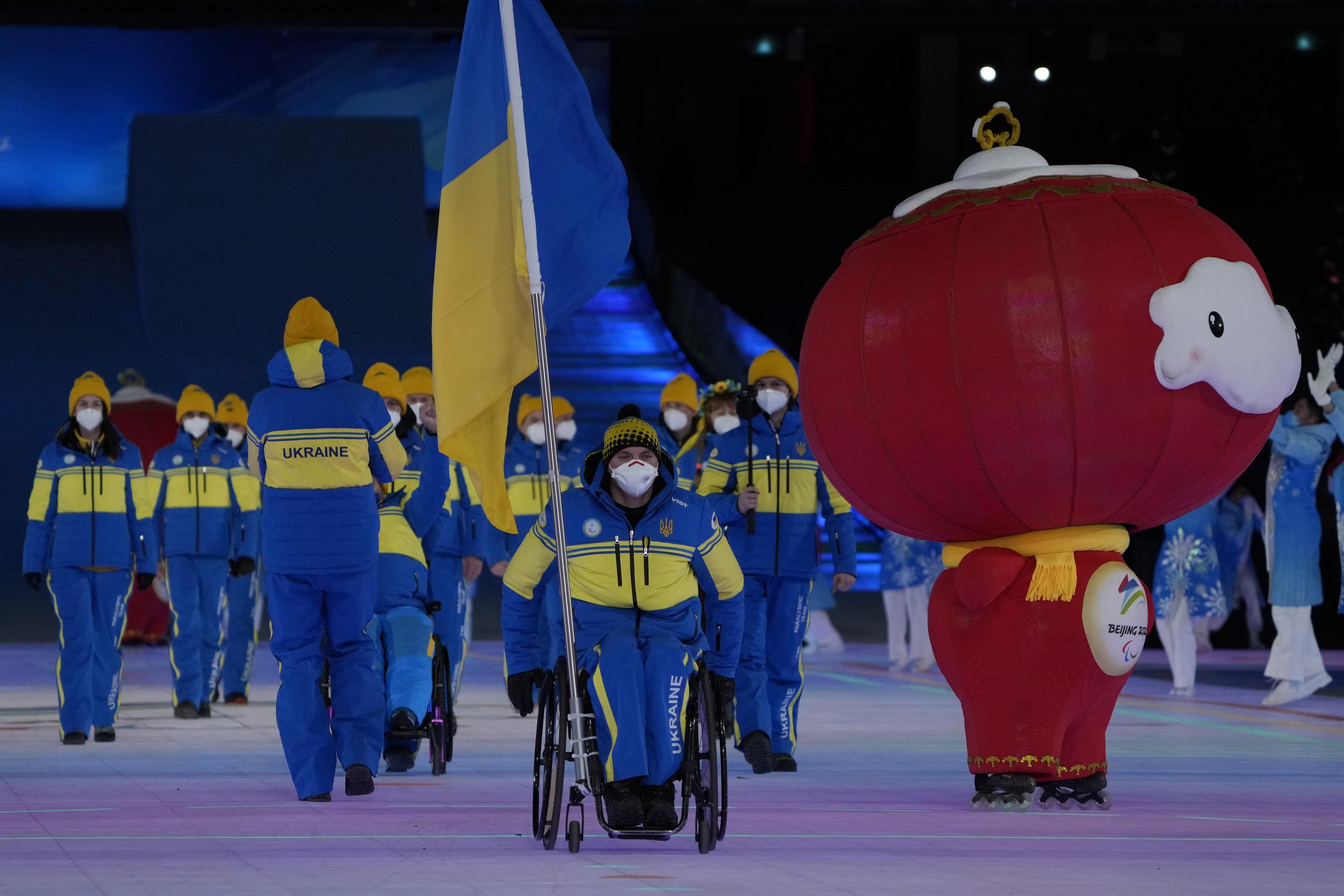 Maksym Yarovyi, de Ucrania, portó la bandera de su país durante la ceremonia de apertura celebrada hoy en Beijing.