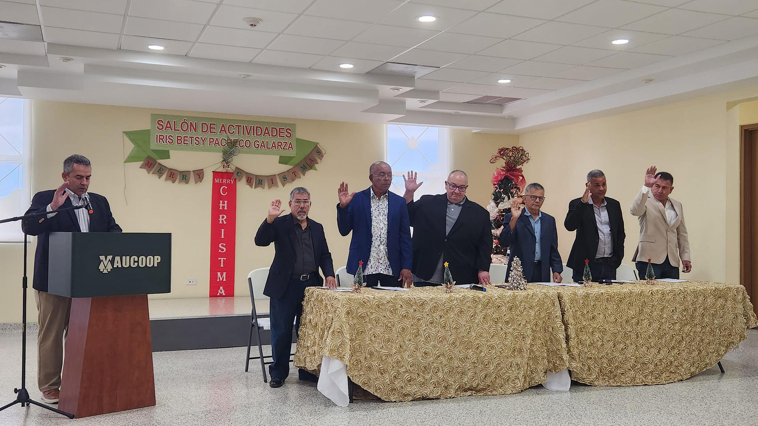El nuevo Comité de Fondismo y su presidente Jaime 'Key' Vélez -primero desde la izquierda en la mesa- juramentan en una actividad celebrada el sábado en Yauco.