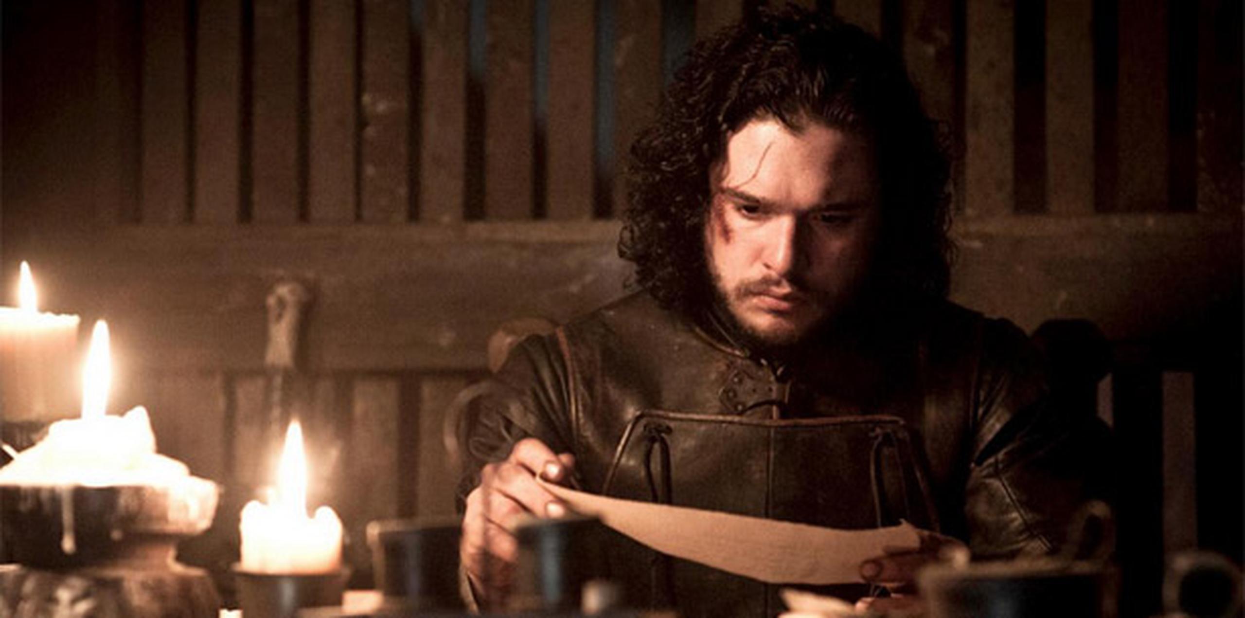 Jon Snow lee calmadamente sin saber lo que le espera minutos después. (HBO)